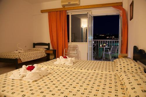 een hotelkamer met 2 bedden en handdoeken erop bij Hotel Athinoula in Kefalos