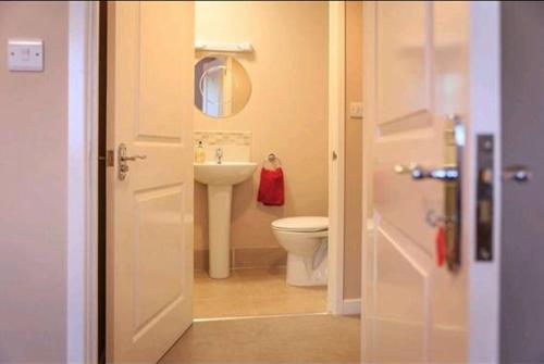 Łazienka z białą toaletą i umywalką w obiekcie Cleeves Cottage w Bristolu