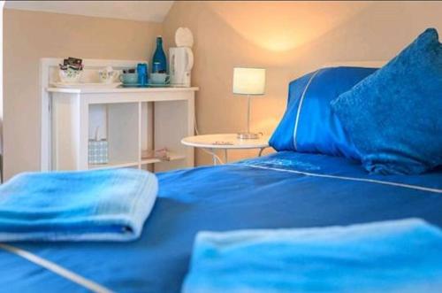 Una cama o camas en una habitación de Cleeves Cottage