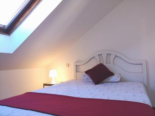 ein Schlafzimmer mit einem weißen Bett mit einer roten Decke in der Unterkunft Apartamento en Centro Historico de San Lorenzo de El Escorial in San Lorenzo de El Escorial