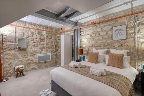 ein Schlafzimmer mit einem großen Bett mit zwei ausgestopften Tieren darauf in der Unterkunft Sweet Inn - Gravilliers in Paris