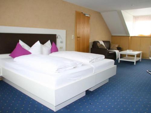1 cama blanca grande en una habitación de hotel en Gästehaus Trahasch im Adelshof, en Endingen am Kaiserstuhl