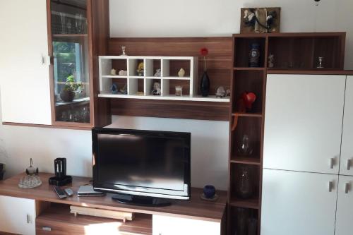 a television sitting on a desk in a room at Emmerich`s Ferienwohnung in Frebershausen