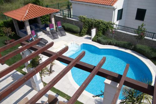 una vista aérea de una piscina en un patio trasero en Villa Elizabeth,Slano, en Slano