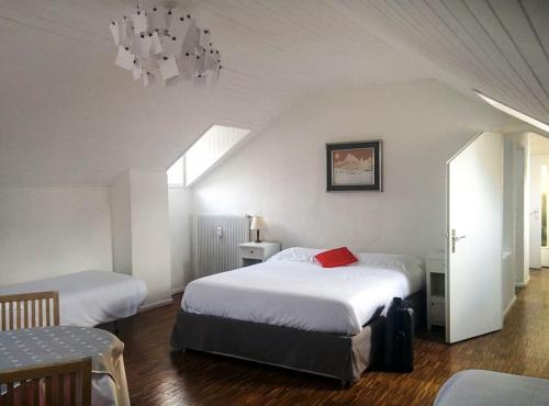 1 Schlafzimmer mit 2 Betten und einem Kronleuchter in der Unterkunft Ugo Architect's Bright Loft in Bozen