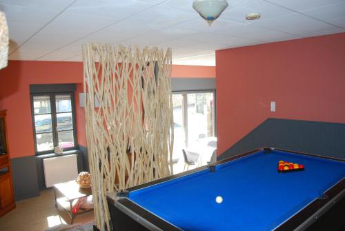 a room with a pool table in a living room at La Bergerie - Gîte et Chambres d'Hôtes in Roz-sur-Couesnon