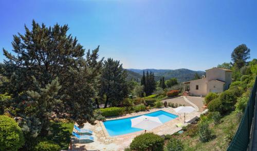 une vue aérienne d'une villa avec piscine dans l'établissement La Régalide, à Le Tignet
