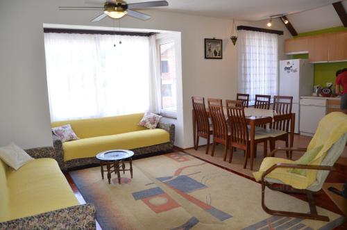 Vacation Home "Cehic" في كولين فاكوف: غرفة معيشة مع أريكة صفراء وطاولة