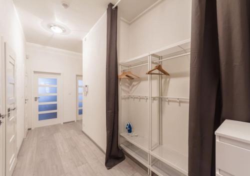 eine ebenerdige Dusche im Bad mit weißen Wänden in der Unterkunft Central Prague Crown Apartments in Prag