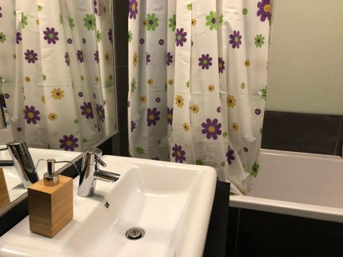 布加勒斯特的住宿－Upground Apartments，浴室配有盥洗盆和浴缸。