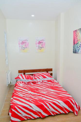 Postel nebo postele na pokoji v ubytování MAILZ HAVEN BEAUTIFL 3BR MODERN APRT NEAR SM DOOR-D