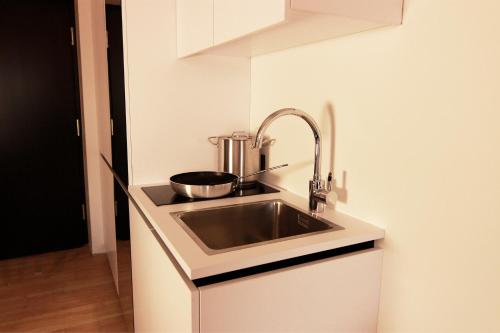 ME Hotel by WMM Hotelsにあるキッチンまたは簡易キッチン