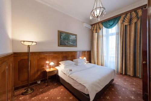 pokój hotelowy z łóżkiem i oknem w obiekcie Legendary Hotel Sovietsky w Moskwie