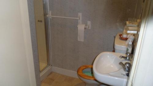 A bathroom at Brentwood House 