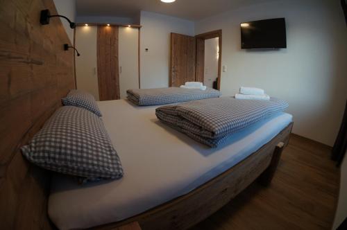 two beds with pillows on top of them in a room at Appartements Klotz in Ehrwald