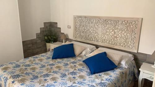 ナポリにあるBed & Breakfast Lady-Bのベッドルーム(青い枕のベッド1台付)