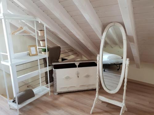 uma sala de vestir com um espelho e uma escada em Quebra Costas Rooms Torres Vedras em Torres Vedras