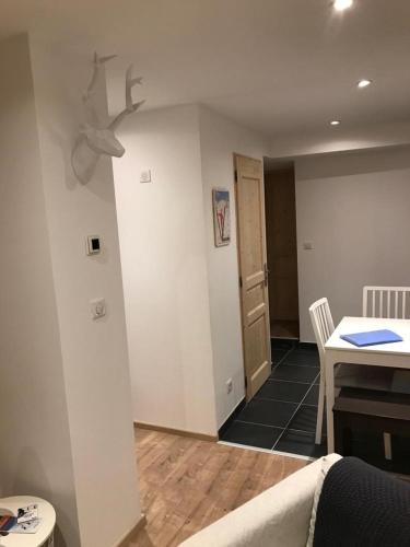 un salon avec une table et une salle à manger dans l'établissement Charmant Appartement Centre Ville Valloire, à Valloire