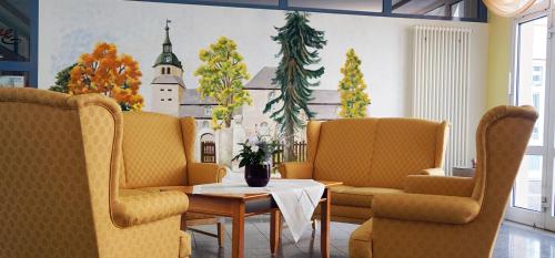
A seating area at Hotel & Restaurant am Schlosspark
