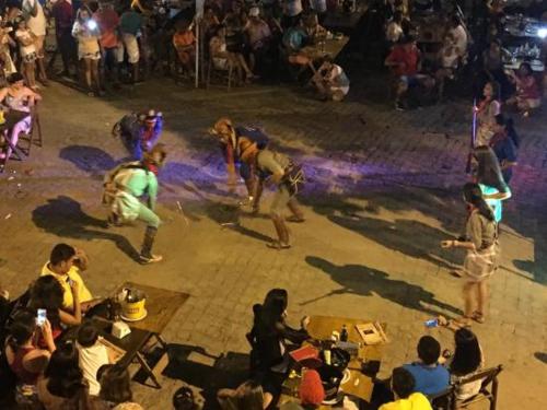 a group of people watching a performance in front of a crowd at Casa de Temporada Bem Estar in Piranhas