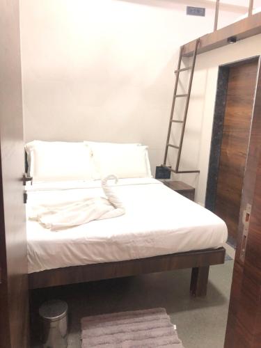 Ένα ή περισσότερα κρεβάτια σε δωμάτιο στο Hotel Rooms Dadar near Station