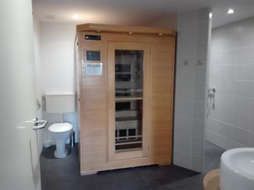 Koupelna v ubytování Desokkeraai - Sauna & Hottub privé appartement in schuur