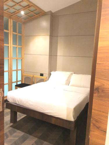 Ένα ή περισσότερα κρεβάτια σε δωμάτιο στο Hotel Rooms Dadar near Station