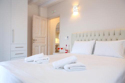 Ένα ή περισσότερα κρεβάτια σε δωμάτιο στο Venus Myconian Residences