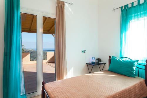 Postel nebo postele na pokoji v ubytování Panorama Traditional House With Private Pool