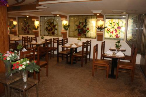 A restaurant or other place to eat at Hor Moheb Hotel