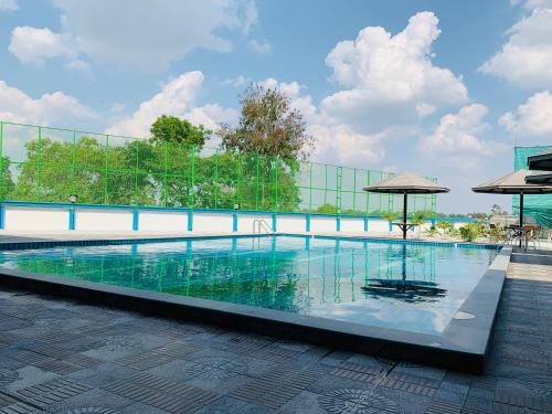 a large swimming pool on top of a building at โรงแรมมาลินี in Surin