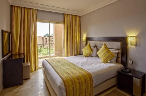 Un pat sau paturi într-o cameră la Palm Appart Club Marrakesh