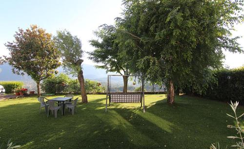 einen Park mit einem Tisch und einer Bank im Gras in der Unterkunft Chez Nous in Picinisco