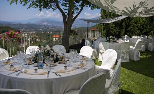 einen Tisch für eine Hochzeit mit weißen Tischen und Stühlen in der Unterkunft Chez Nous in Picinisco