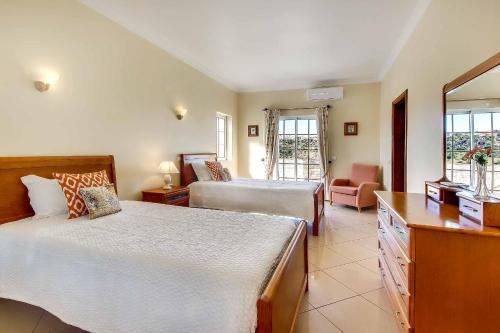 ein Schlafzimmer mit zwei Betten und ein Wohnzimmer in der Unterkunft Villa Sunny in Albufeira