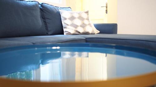 ein Sofa und einen Couchtisch im Wohnzimmer in der Unterkunft Esprit Bordelais in Bordeaux