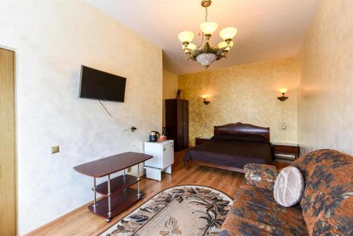 - un salon avec un lit et un canapé dans l'établissement Astra-Poilsis Sventojoje, à Šventoji