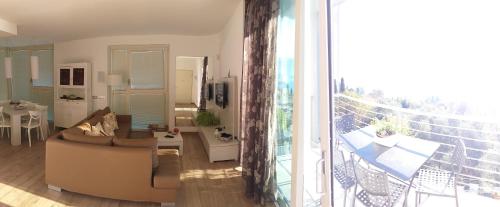 a living room with a couch and a large window at Residenza Simona in Mezzegra
