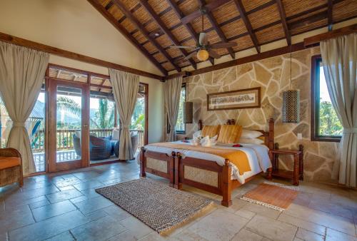 Sleeping Giant Rainforest Lodge tesisinde bir odada yatak veya yataklar