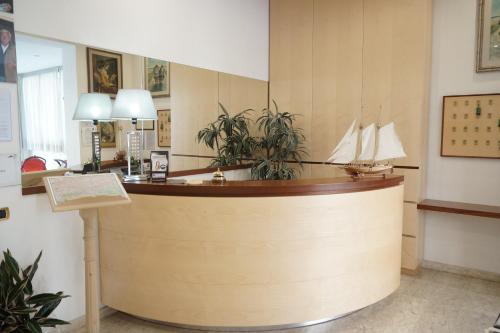 een lobby met een receptie met een boot erop bij Hotel Caribe in Viareggio