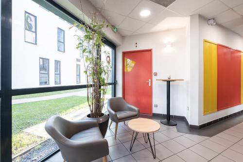 a waiting room with two chairs and a table at B&B HOTEL Lille Tourcoing Centre in Tourcoing