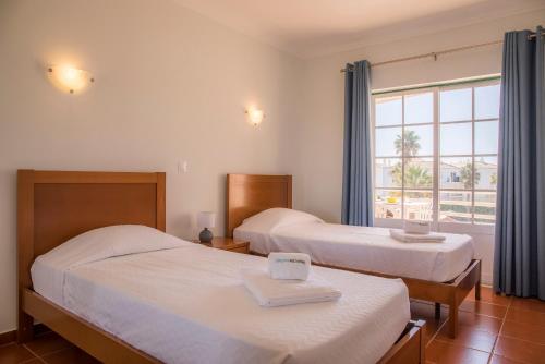 B33 - Praia do Vau Apartment tesisinde bir odada yatak veya yataklar