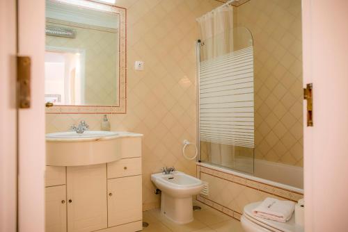 Ένα μπάνιο στο Praia do Vau Apartment