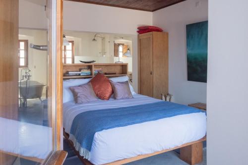 a bedroom with a bed and a bathroom at The Place at Evoramonte in Évora Monte