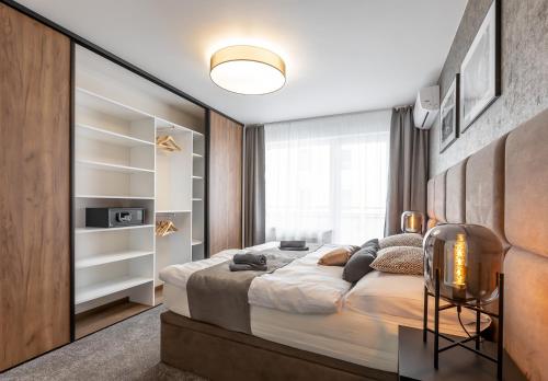 ein Schlafzimmer mit einem großen Bett und einem Fenster in der Unterkunft Premium Apartments in Košice