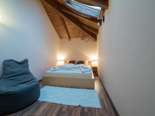 Postel nebo postele na pokoji v ubytování Vila Bovec Sky mansard apartment