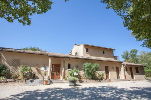 une grande maison avec une allée devant dans l'établissement auberge du golf, à La Roche-de-Glun