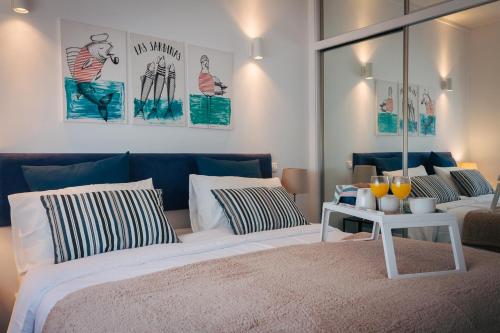 1 dormitorio con 2 camas con almohadas y mesa en Aguda Golf Vita, en Arcozelo