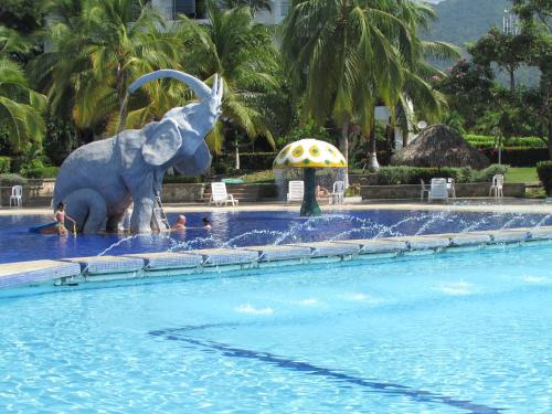 una estatua de un elefante en una piscina en Costa Azul Suites 403 en Santa Marta