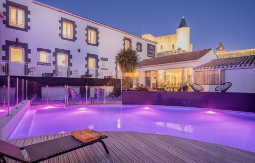 une piscine devant une maison dans l'établissement L'Île Ô Château, à Noirmoutier-en-l'lle